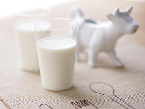 几点喝牛奶最好？这1个时间段喝牛奶易吸收，坚决不能错过