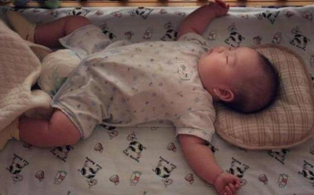孩子的“睡姿”暗示长大的性格？如果是第一种，孩子长大后情商高