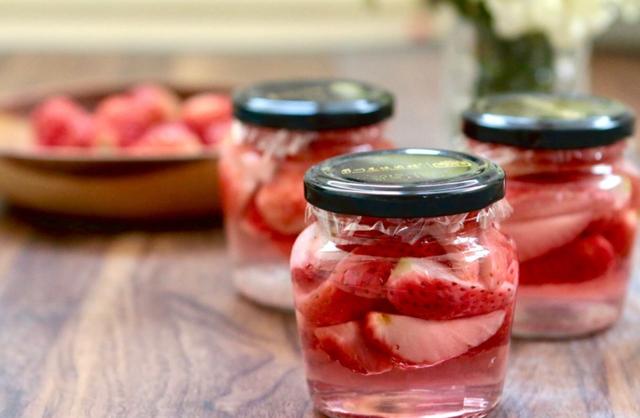 「草莓酒」的制作方法，如何自制新鲜美味的草莓酒