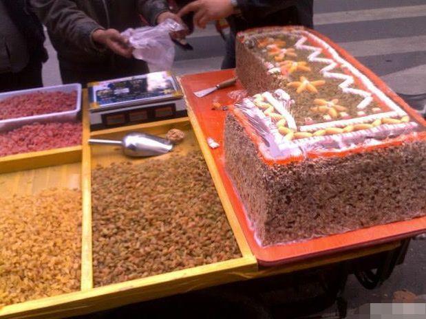 老外在中国买切糕，只想买10块钱的，老板懵了：还有这样的买法？