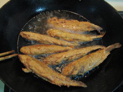 无论炸什么鱼，都不能只加淀粉，学会大厨这1招，鱼肉外酥里嫩！