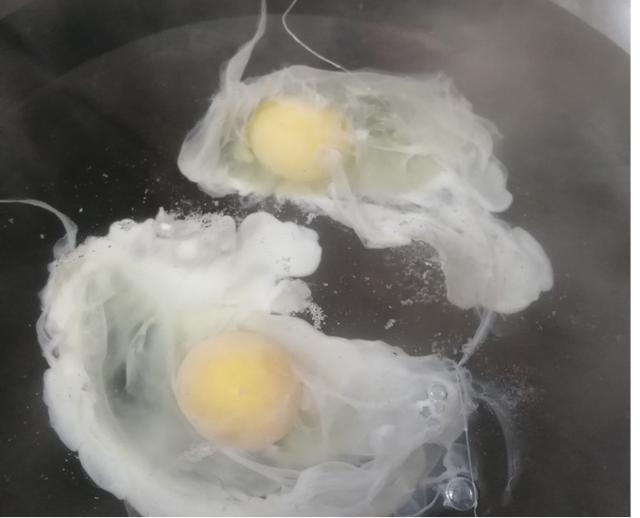 原来水煮荷包蛋这么简单，大厨教几招，一次煮8个完整、不散花